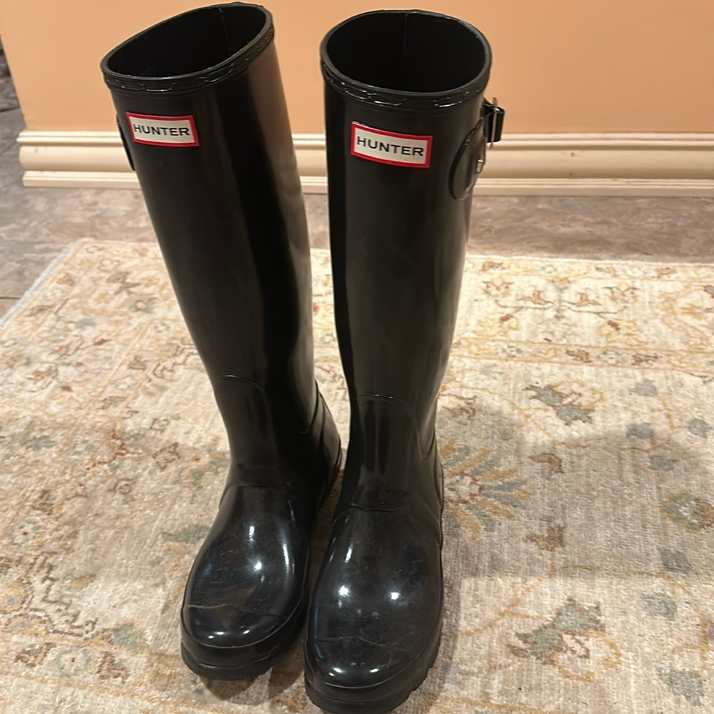 Tall women’s Hunter glossy rain boots. Excellent condition.